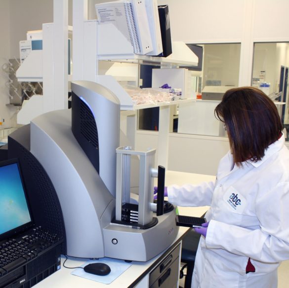 Scientifique des Laboratoires EAG effectuant des essais biologiques