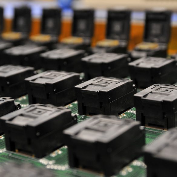 Services de conception et d'assemblage de circuits imprimés fournis par les laboratoires EAG